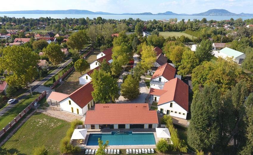 Hubertus Hof Landhotel Balatonfenyves Extérieur photo
